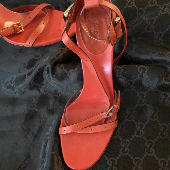 Amazing shoe. Worn twice , purchased in Saks - Picture 4 of 8